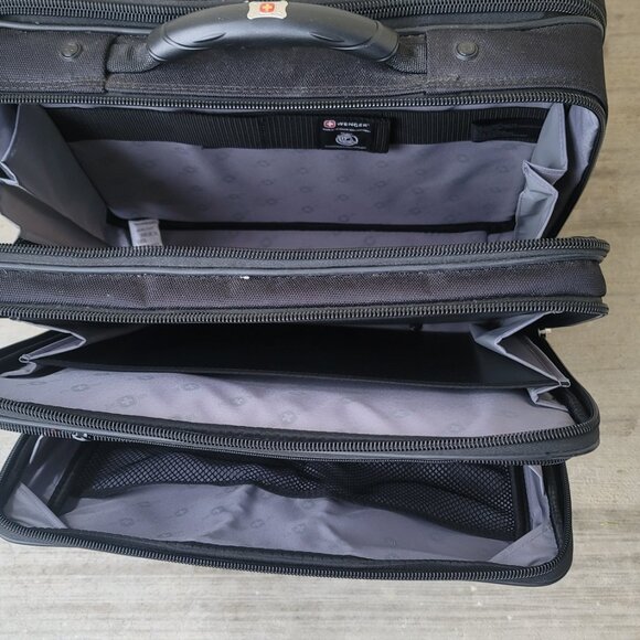 Swissgear Black Red Rolling Briefcase Padded Laptop Pocket 17 Inches - Picture 12 of 16